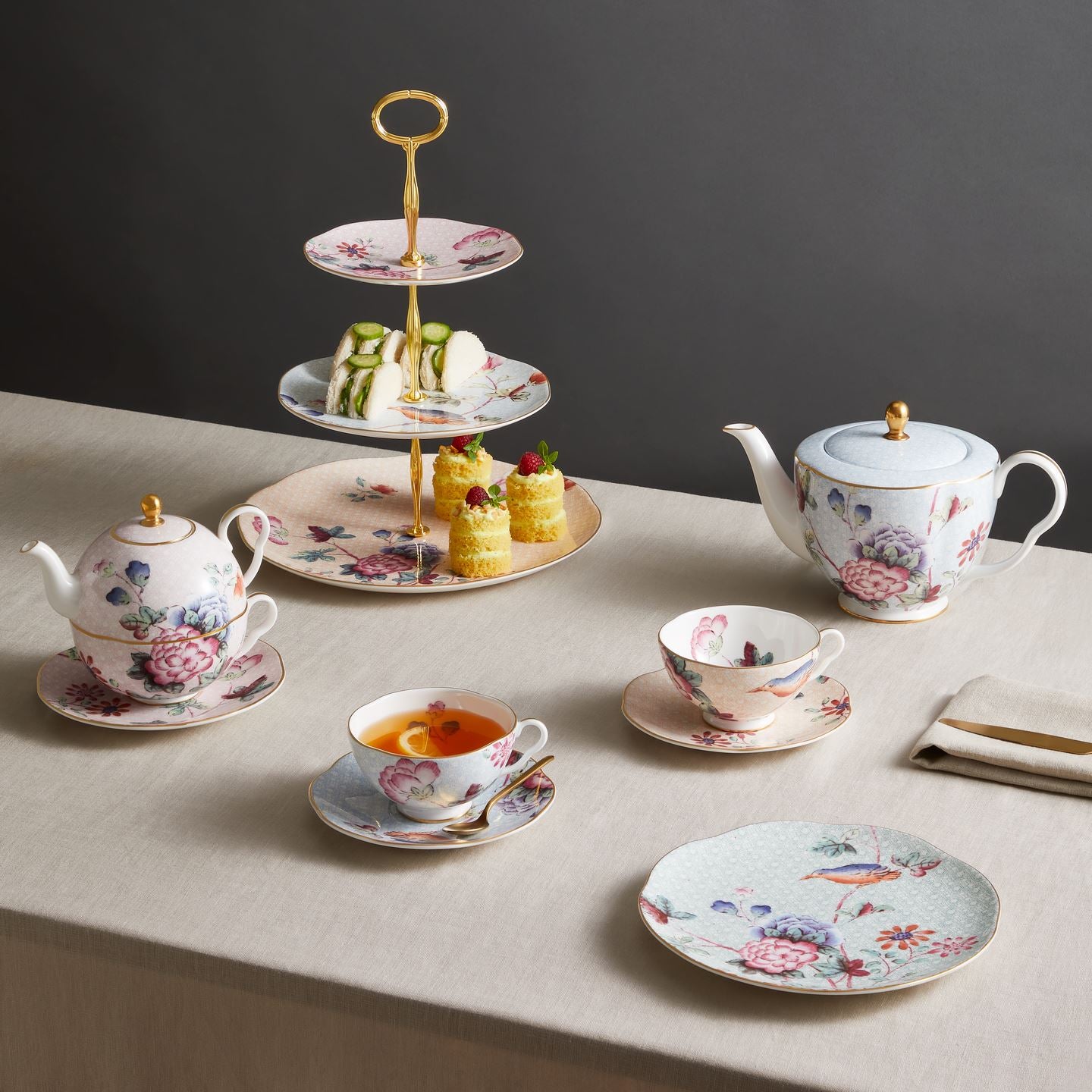  Cuckoo ケーキスタンド Cuckoo 3 Tier Cake Stand | Wedgwood