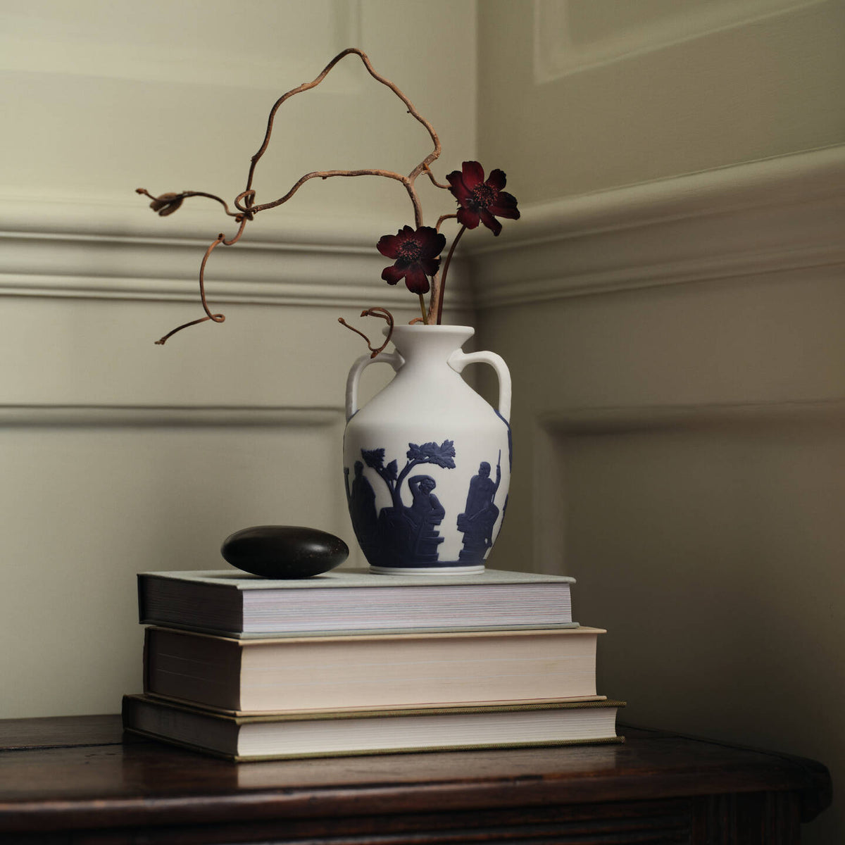 Iconic Portland Vase Small White / Blue