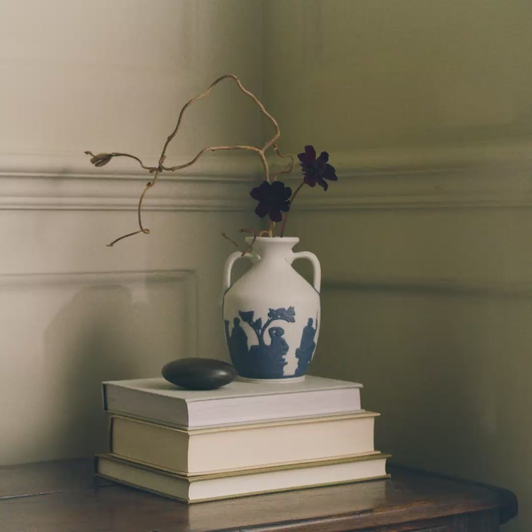 Iconic Portland Vase Small White / Blue
